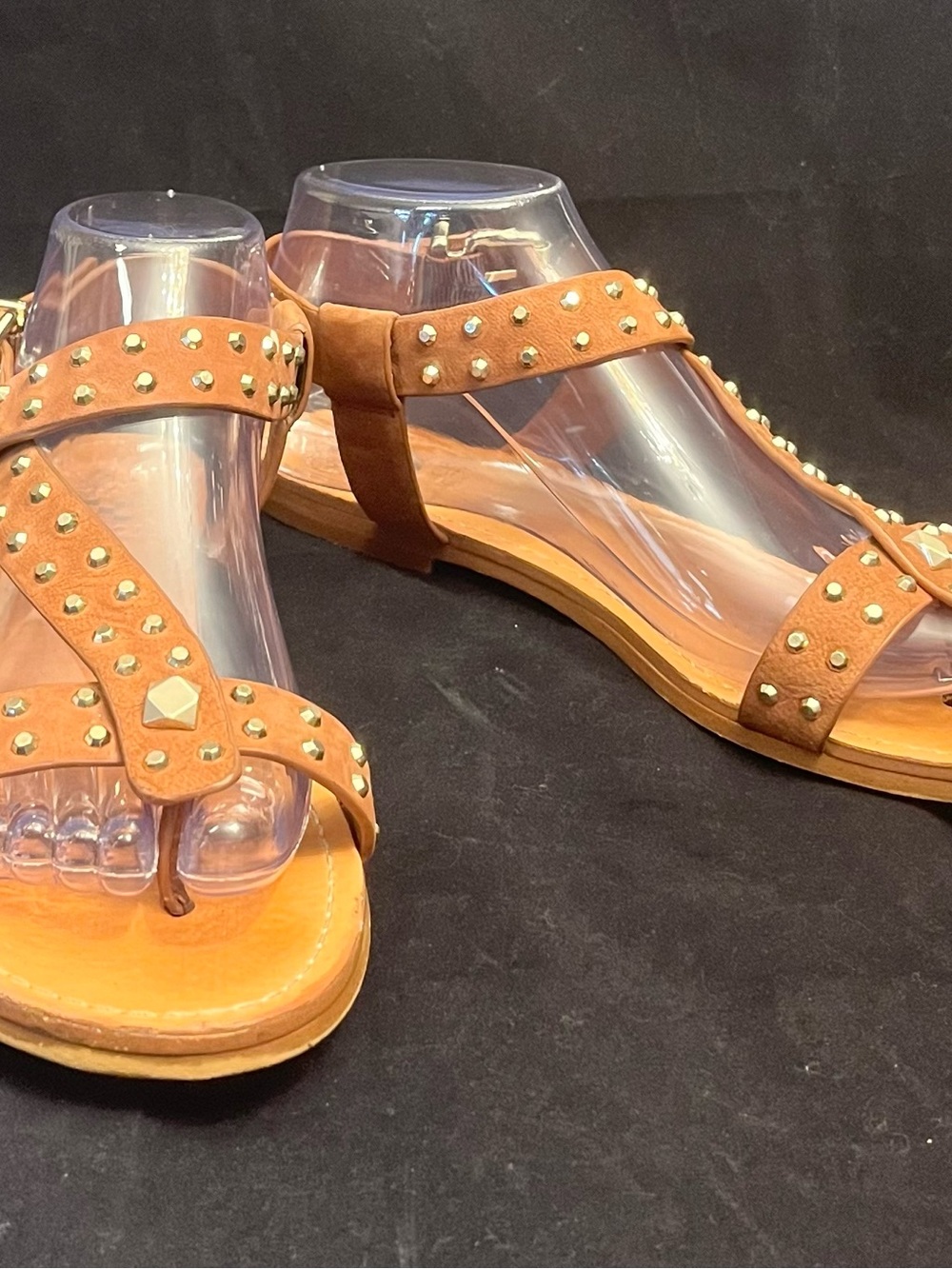 Vince Camuto Studded Tan Women's Leather T-Strap Sandals 8.5 - Picture 2 of 7